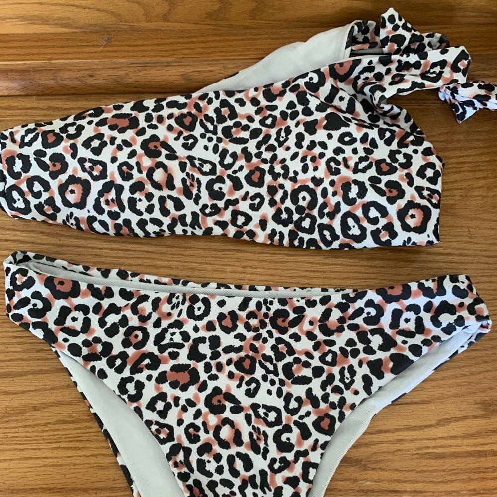 One shoulder cheetah bikini!